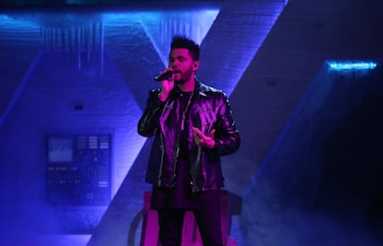 Los detalles como guantes, pendientes