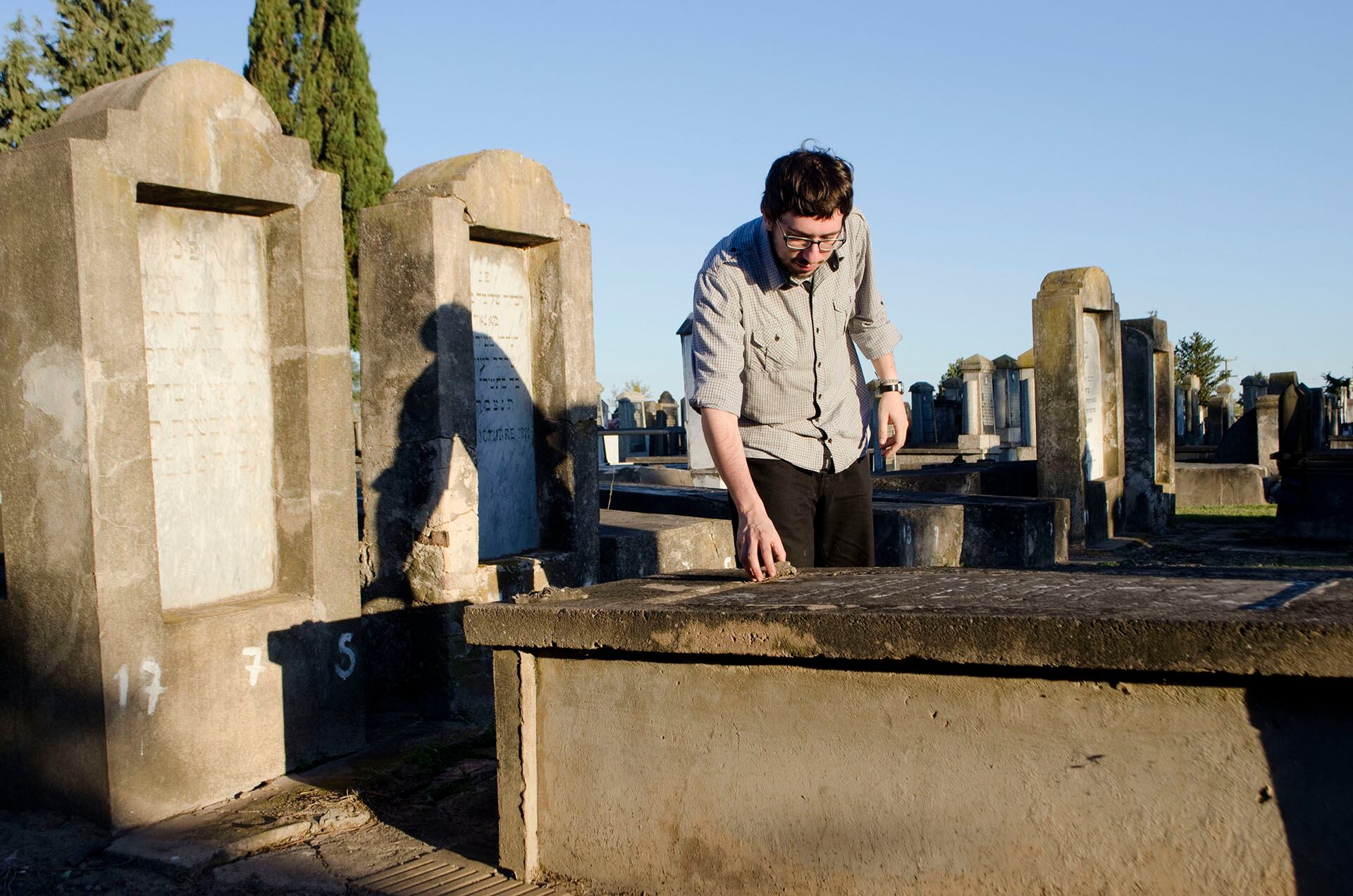 En el cementerio judío de Moisés Ville hay unas 2.500 tumbas, todas orientadas hacia el este, en dirección a Jerusalén. Sobre ellas se acostumbra a dejar piedras en lugar de flores como símbolo de que la memoria, como la piedra, perdura (Paula Salischiker)