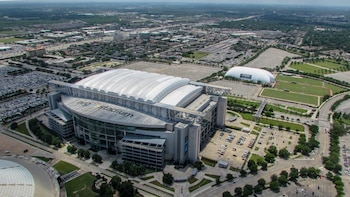 Las reformas del Houston Stadium incluyen sustitución de cerca de 5.000 asientos, mejoras en áreas VIP y la instalación de pasto natural (Houston Public Media)