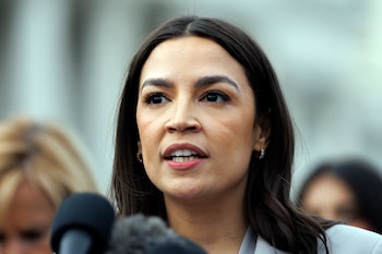 La declaración de Alexandria Ocasio-Cortez reavivó el debate sobre el giro de sectores progresistas que ahora buscan distanciarse de algunas de las posturas que dominaron el discurso sobre raza, género, identidad, policía y justicia social durante la última década (EFE/Will Olíver/Archivo)