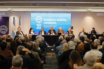 Autoridades de la Sociedad Rural Argentina sentadas en un escenario frente a un público numeroso durante una asamblea en un auditorio