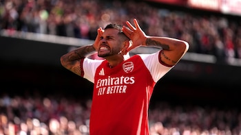 (Crónica) El Arsenal presiona al City y el Chelsea golea con Henderson