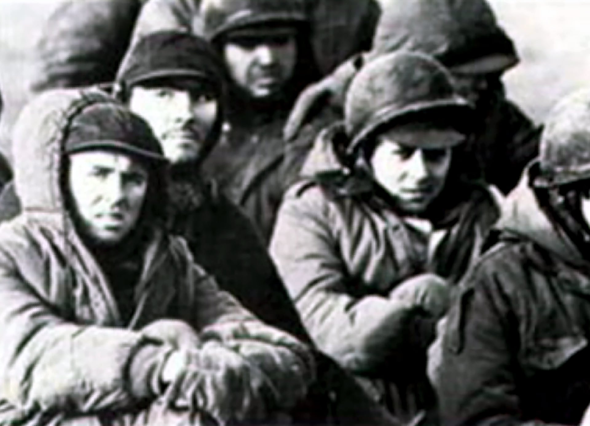 El cabo Roberto Baruzzo en Malvinas, junto a sus compañeros cuando finalizó la guerra y quedó prisionero de los ingleses en Fitz Roy