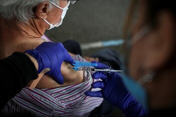 Una persona recibe una dosis