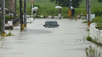 Temporal en Japón: las fuertes lluvias e inundaciones dejaron a decenas de personas y vehículos atrapados