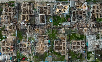 Casas destruidas fotografiadas en Irpin, a las afueras de Kiev, Ucrania, el sábado 30 de abril de 2022. (AP Foto/Emilio Morenatti, Archivo)