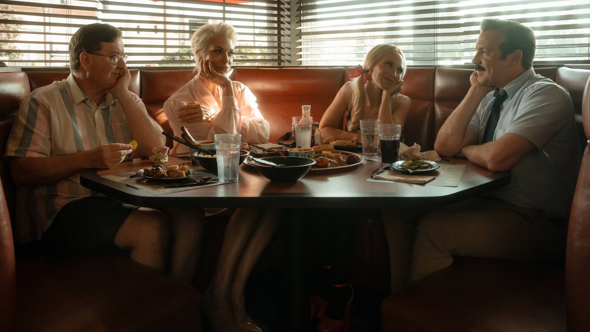 Actores originales como Hannah Waddingham, Juno Temple, Brett Goldstein y Brendan Hunt forman parte del reparto junto a nuevas incorporaciones (Apple TV+)