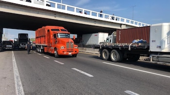 Cierre vial en carretera Poza