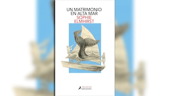Cubierta del libro "Un Matrimonio en Alta Mar". Ilustración de una cola de ballena emergiendo del agua, veleros y personas en botes pequeños, sobre un fondo azul claro