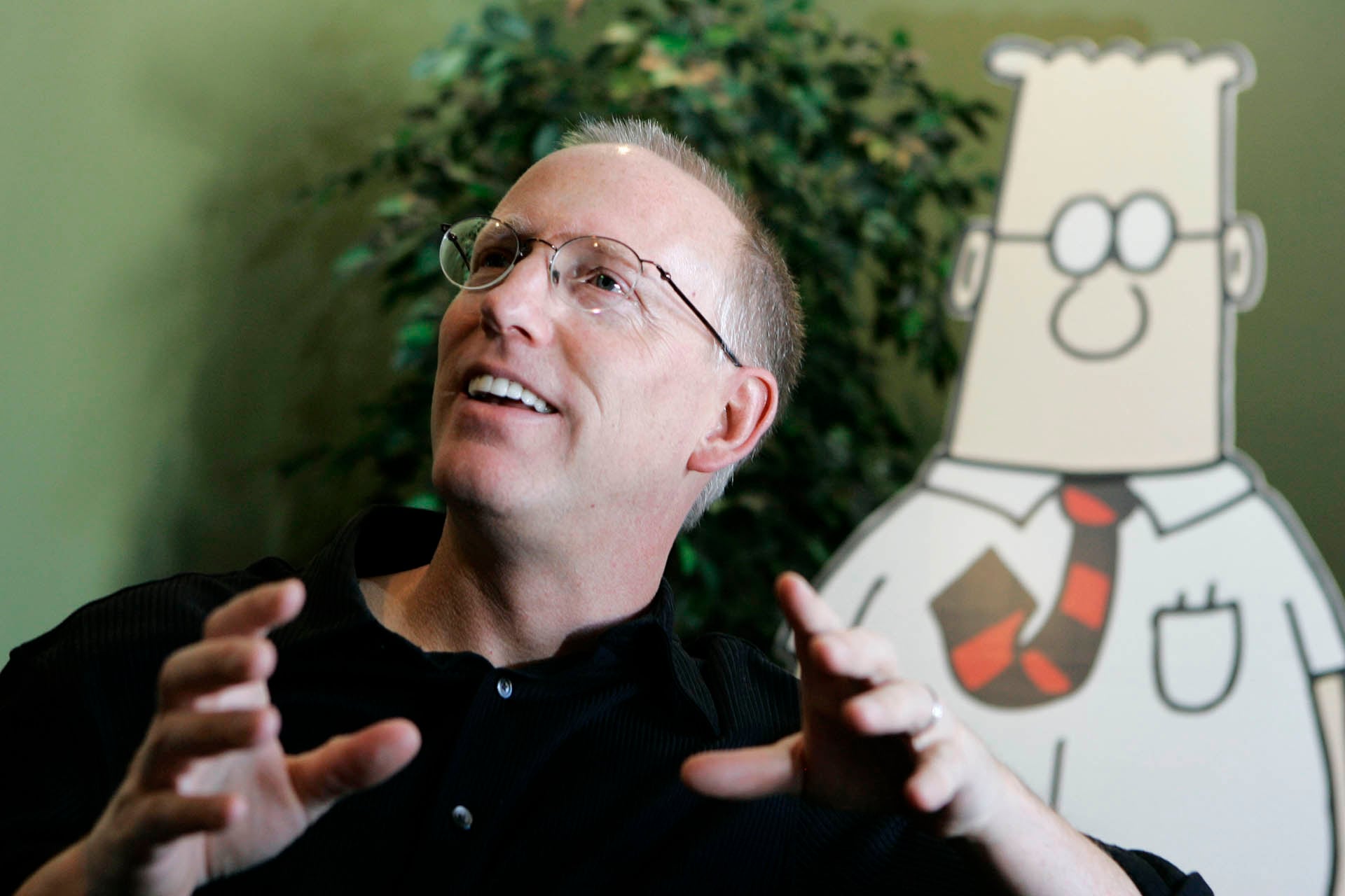 Adams combinó su trabajo en oficinas con la creación de caricaturas basadas en experiencias propias, lo que inspiró el universo de Dilbert desde su debut. (AP Photo/Marcio Jose Sanchez, File)