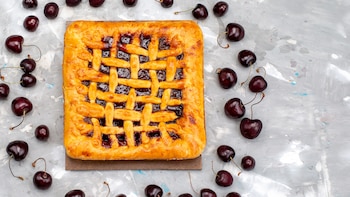 Tarta de hojaldre con cerezas, un postre facilísimo para disfrutar de la fruta de la temporada