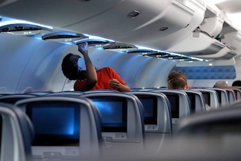 Una mujer desinfecta la zona