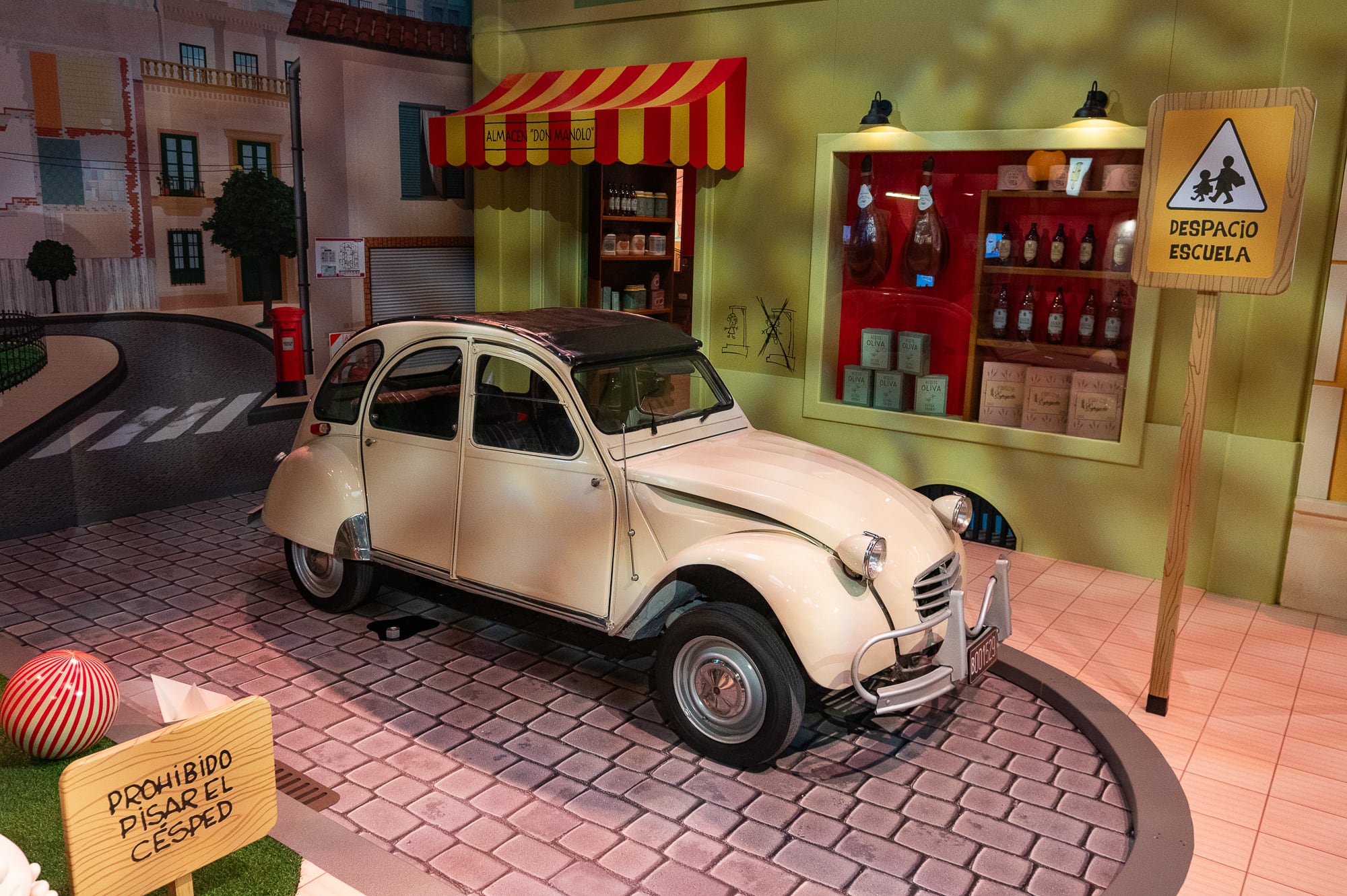 El auto del papá de Mafalda no podía faltar y tiene uno de los lugares más preponderantes de la exhibición