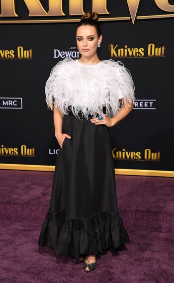 Katherine Langford en la premiere de "Knives Out" en Los Angeles, en noviembre de 2019 (Crédito: Phil McCarten / Reuters)