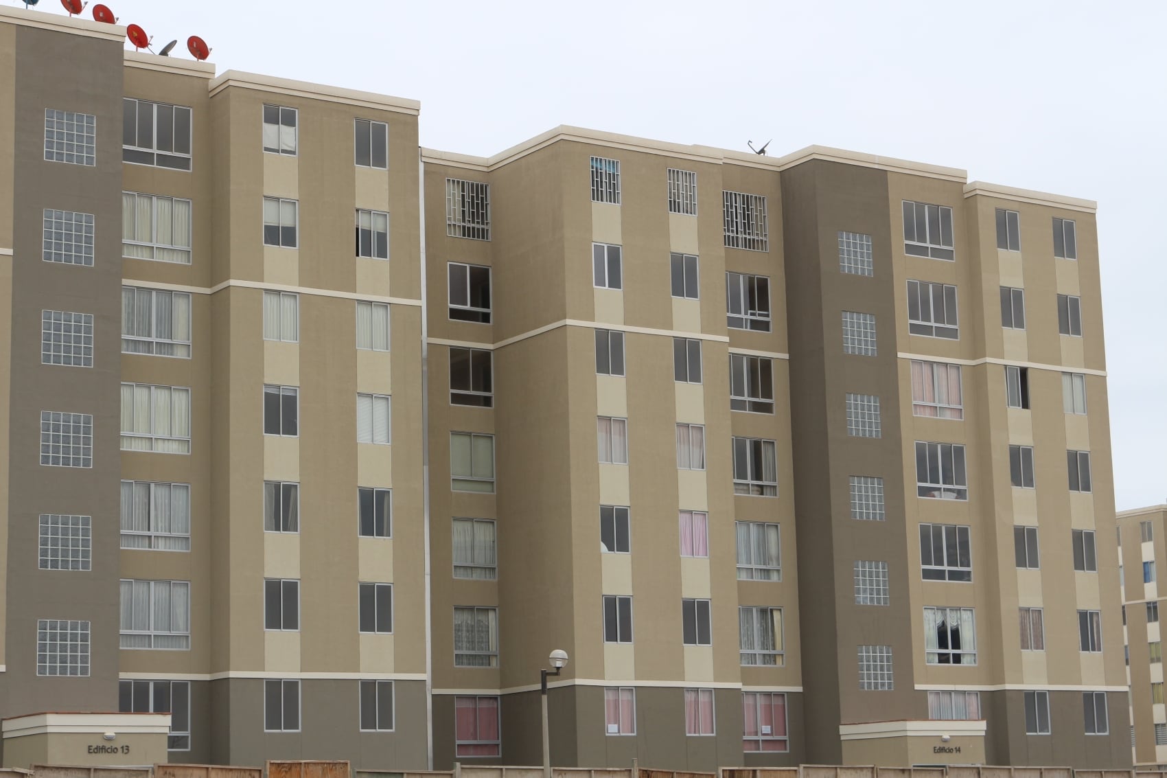 Numerosos interesados en adquirir una vivienda están optando por evaluar opciones en distritos más distantes. Foto: Fondo Mivivienda