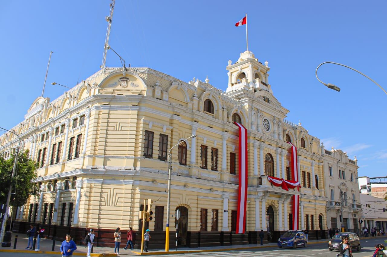 Según el teniente alcalde Jorge Arévalo, la alcaldesa fue notificada y pudo presentar descargos, pero no asistió a la sesión porque no reconoce la validez de la convocatoria