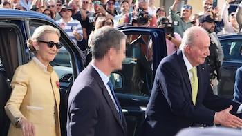 Don Juan Carlos llega a La Maestranza acompañado de la infanta Elena, entre aplausos y '¡vivas al Rey!'