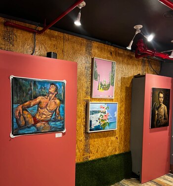 Con curaduría de Alex Guerra,