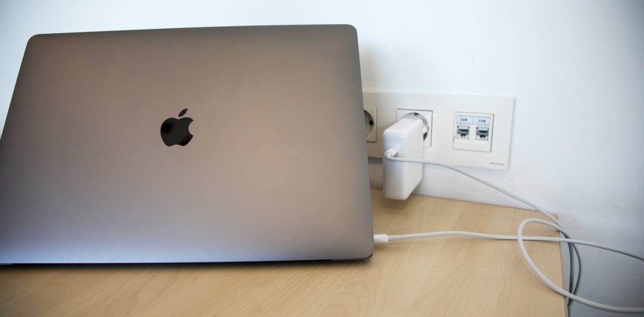MacBook cargando. (foto: Hablando de Manzanas)