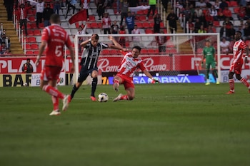 El delantero mexicano suma más de siete años en Primera División y mantiene regularidad con Necaxa, donde supera los 130 partidos. (X/ @ClubNecaxa)