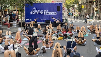 Las calles reciben espectáculos, actividades recreativas y estaciones educativas durante toda la jornada.