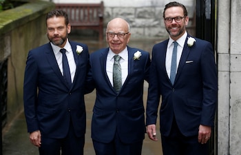 FOTO DE ARCHIVO: El magnate de los medios de comunicación Rupert Murdoch (C) posa para una fotografía con sus hijos Lachlan (I) y James (Reuters)