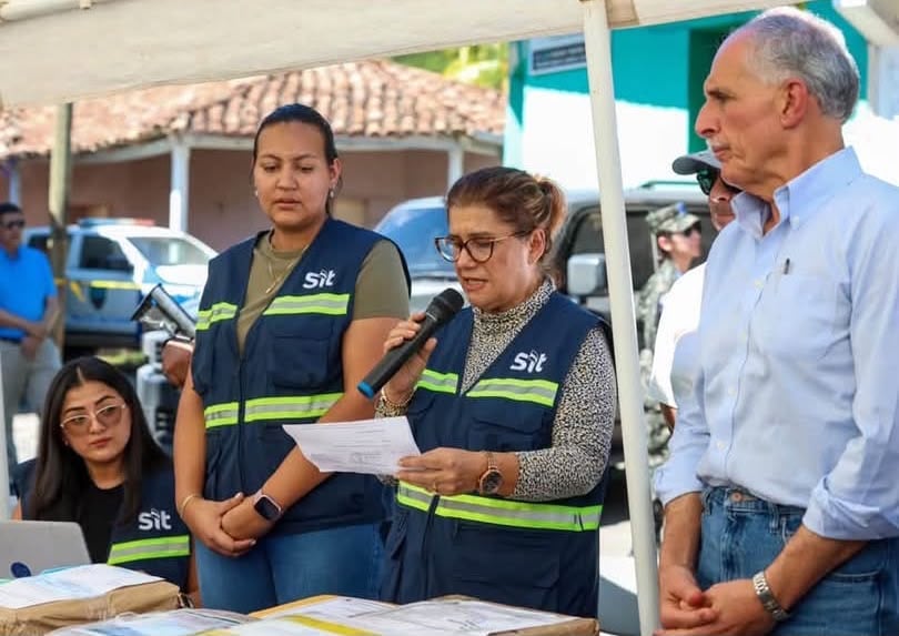 El Gobierno anunció nuevos proyectos de pavimentación en Intibucá para mejorar la conexión entre municipios y facilitar el traslado de productos agrícolas. (Foto: Casa Presidencial)
