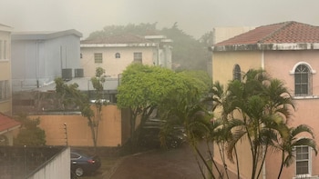 Fuertes vientos y lluvias eléctricas sorprenden a San Salvador y otros departamentos