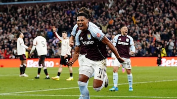 El Aston Villa golea al Liverpool para reclamar la Champions vía Premier
