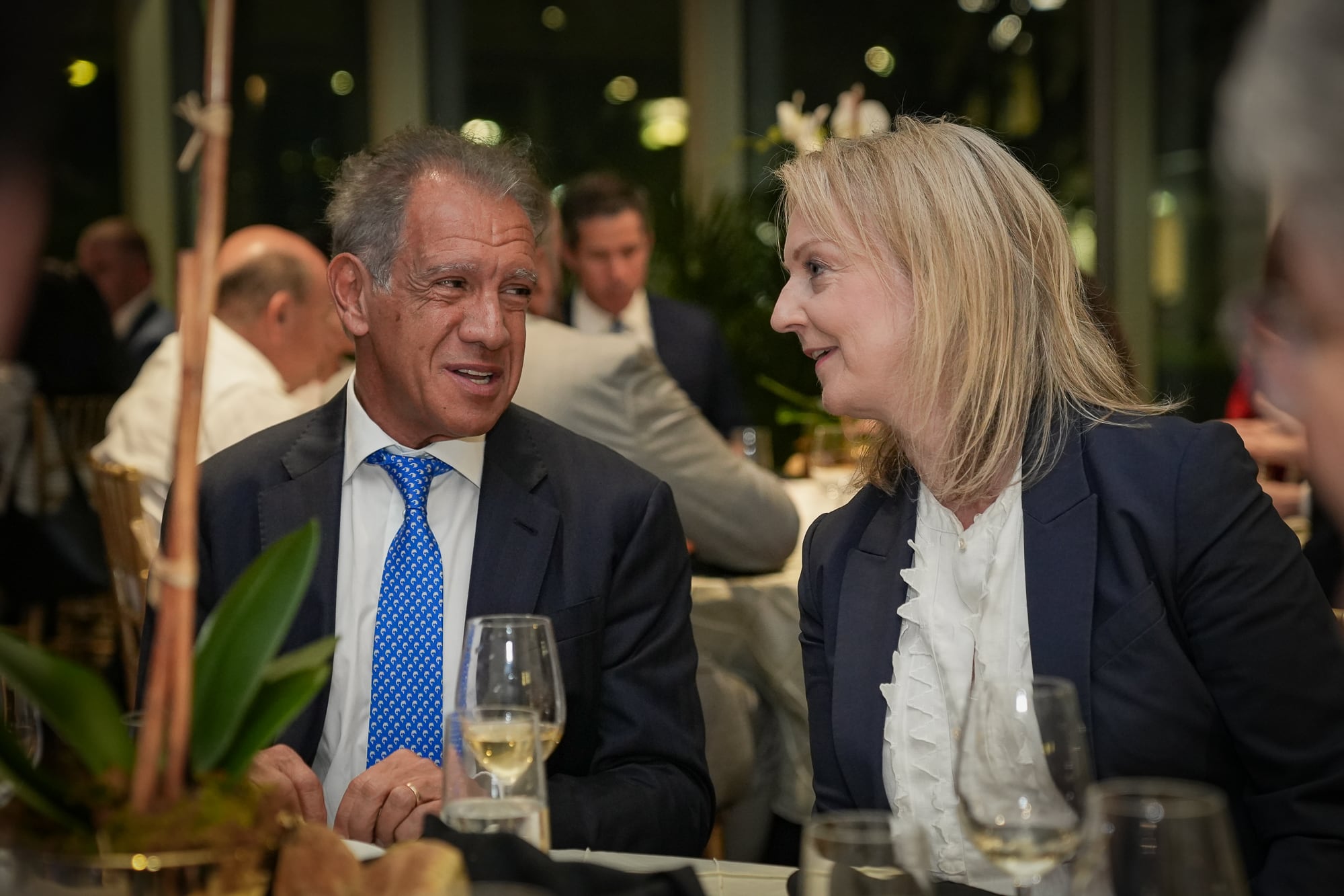 Daniel Hadad, fundador y CEO de Infobae, y la ex primera ministra del Reino Unido, Liz Truss, durante la gala organizada por la Florida International University.