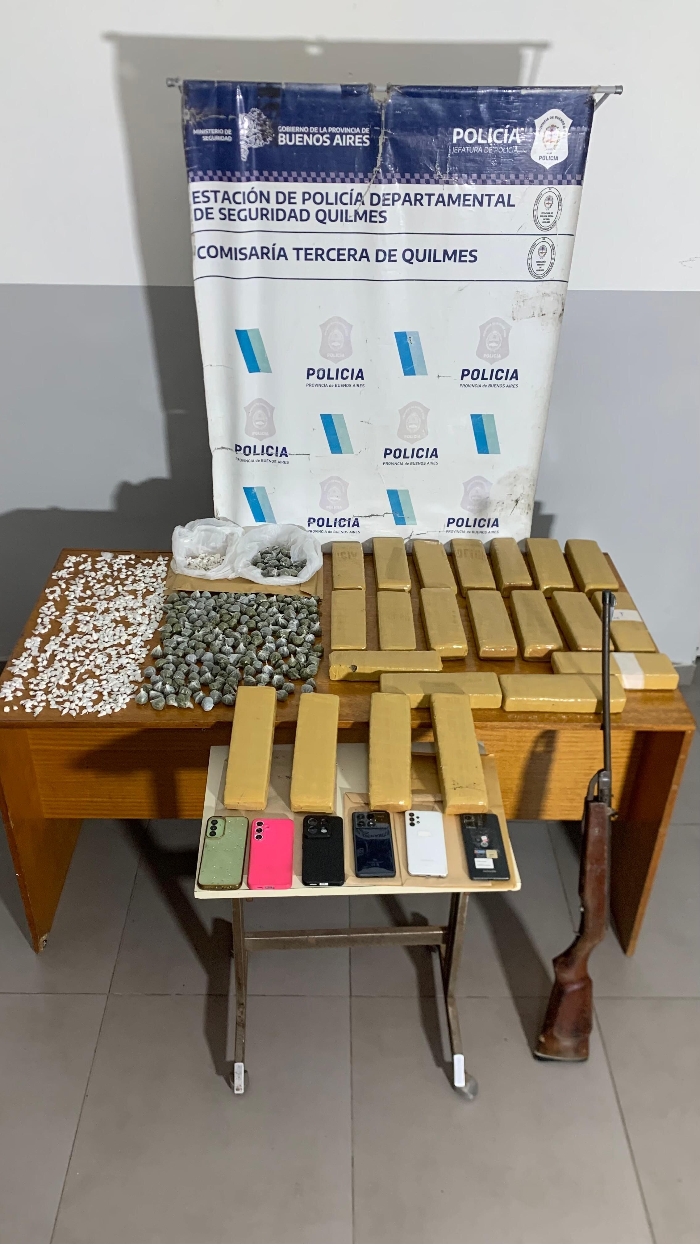 La droga y el resto de los elementos secuestrados durante los operativos