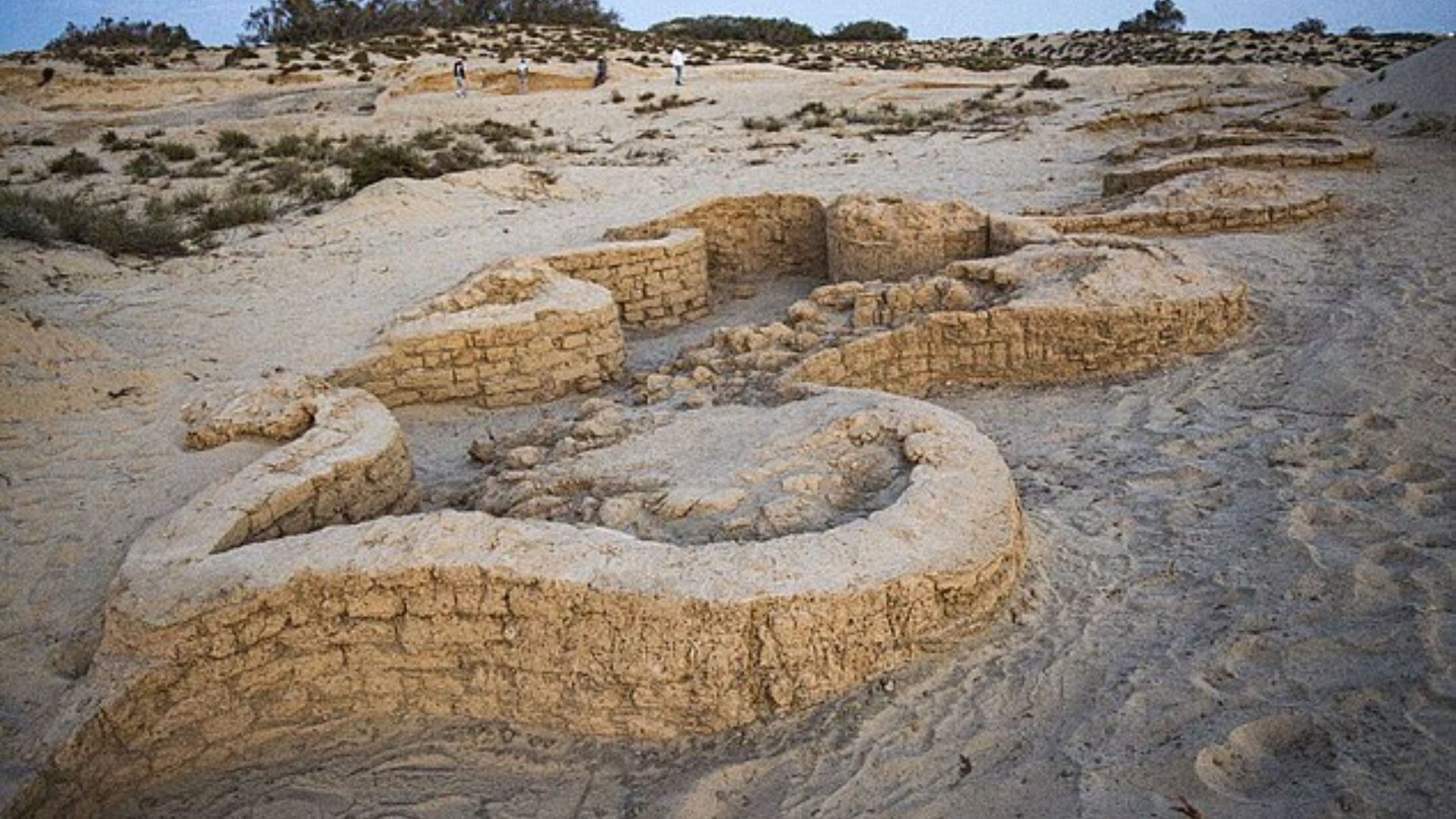 Detalle del muro de adobe de la fortaleza de Tell El-Kharouba, ejemplo de la arquitectura defensiva egipcia en la frontera (foto: Egyptian Ministry of Tourism and Antiquities)