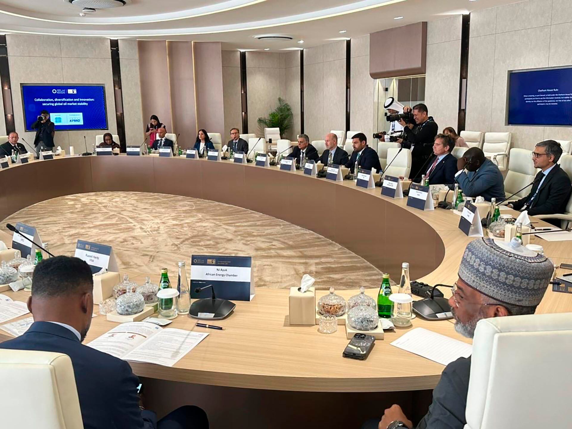 En paralelo a los intercambios políticos y técnicos, la agenda de YPF en Abu Dabi incluye negociaciones estratégicas