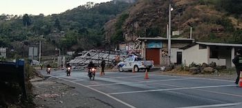Aviso Conred por bajas temperaturas
Viento derriba valla publicitaria
Fotografías: Sistema Conred