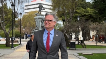 El embajador del Reino Unido en Chile visita Punta Arenas, desde donde zarpará buque comercial a Malvinas