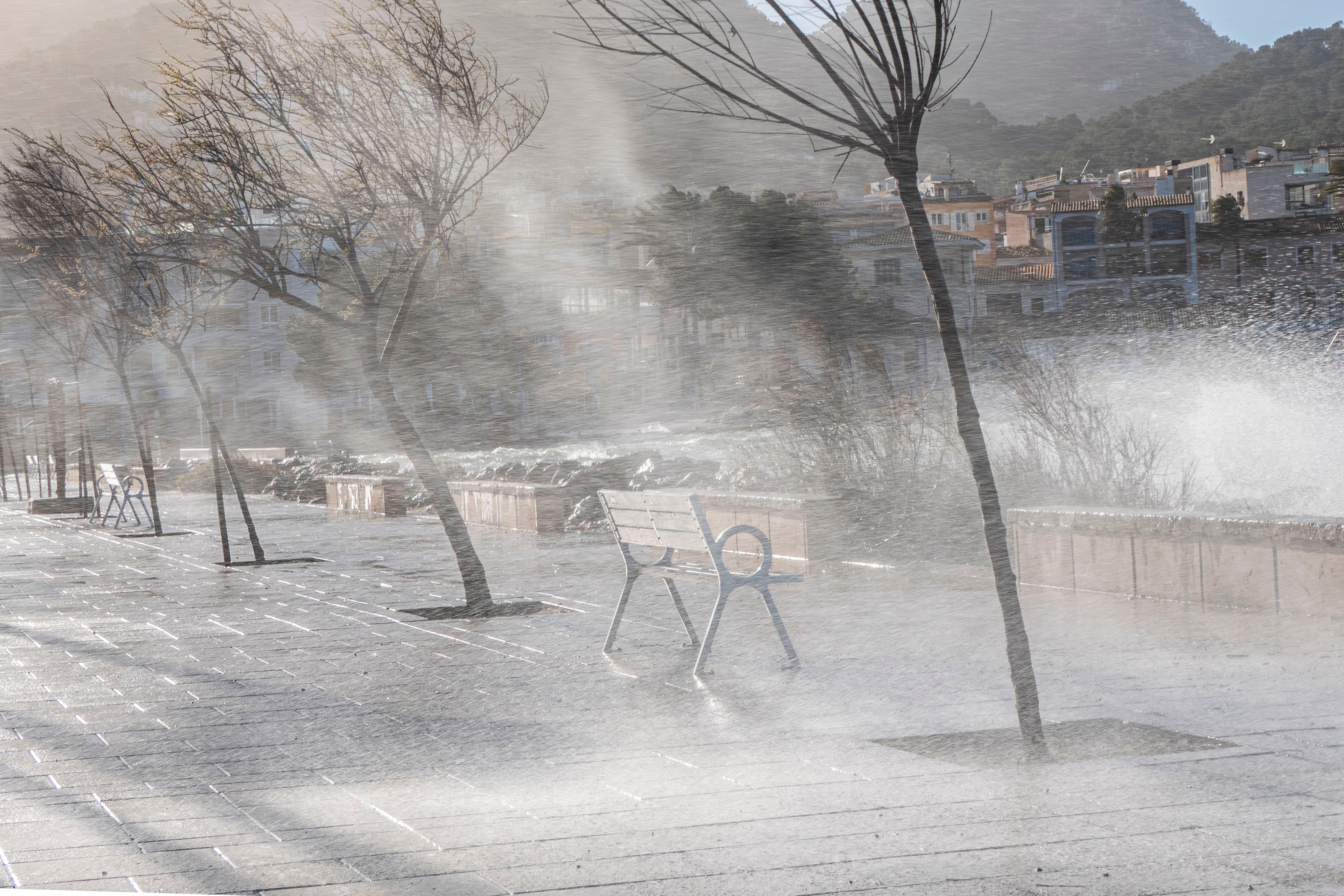 El agua del mar azota el paseo marítimo de Andratx (Mallorca). (EFE/CATI CLADERA)