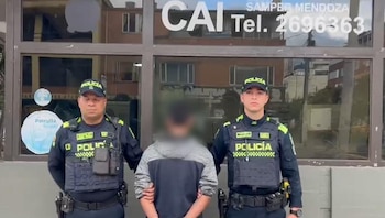 Los uniformados ubicaron al sospechoso cuando intentaba escapar por calles de Los Mártires y lo interceptaron en la carrera 17 - crédito Mebog
