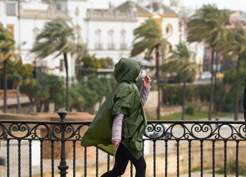 Una persona bajo la lluvia