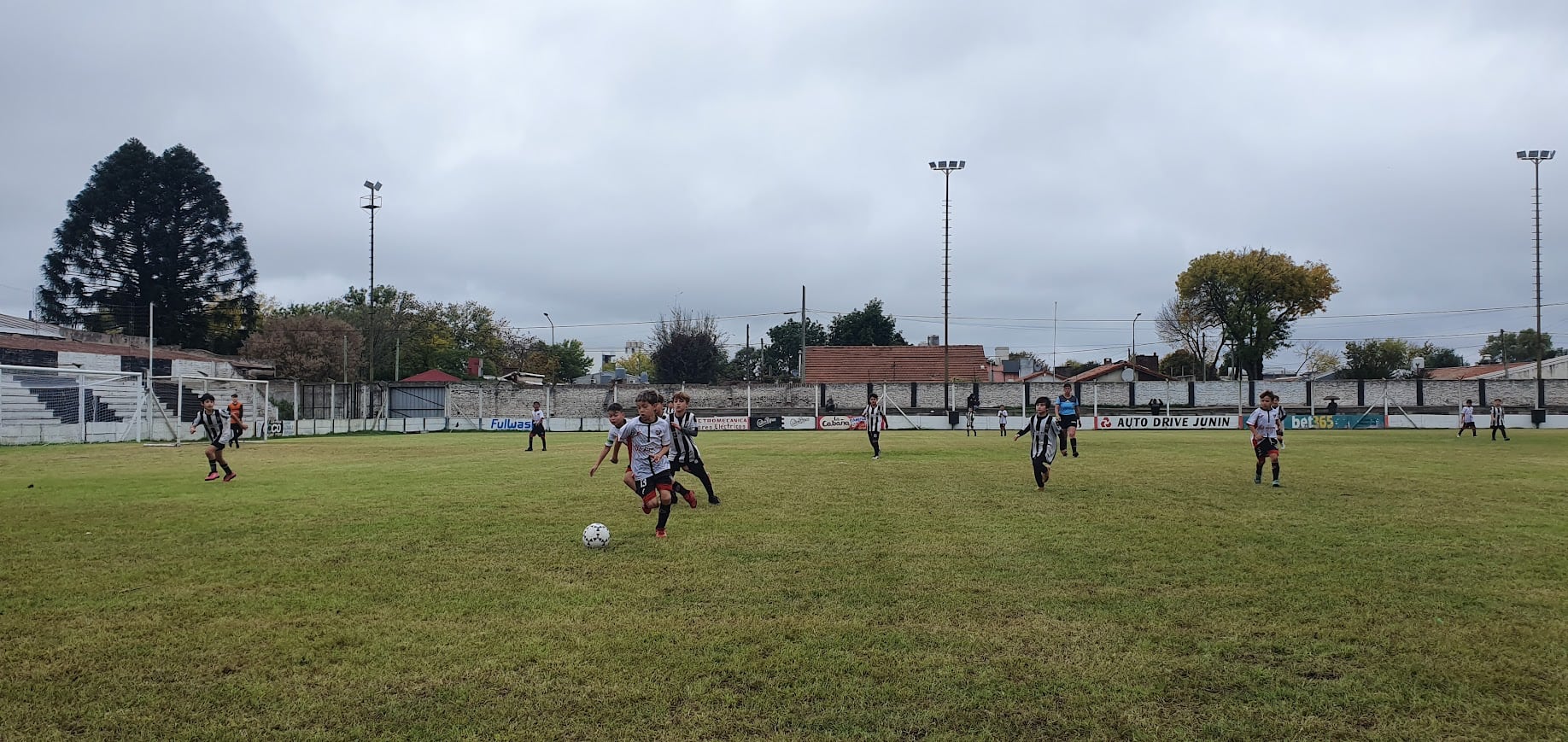 El club promueve el fútbol juvenil en Junín, con ocho categorías sostenidas por trabajo voluntario y participación comunitaria.