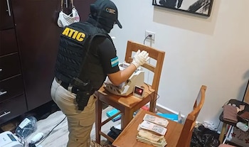 El sospechoso logró huir en un vehículo deportivo, causando daños materiales en su escape. (Foto: Ministerio Público)