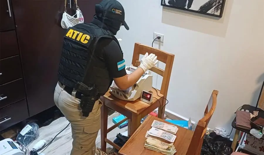 El sospechoso logró huir en un vehículo deportivo, causando daños materiales en su escape. (Foto: Ministerio Público)