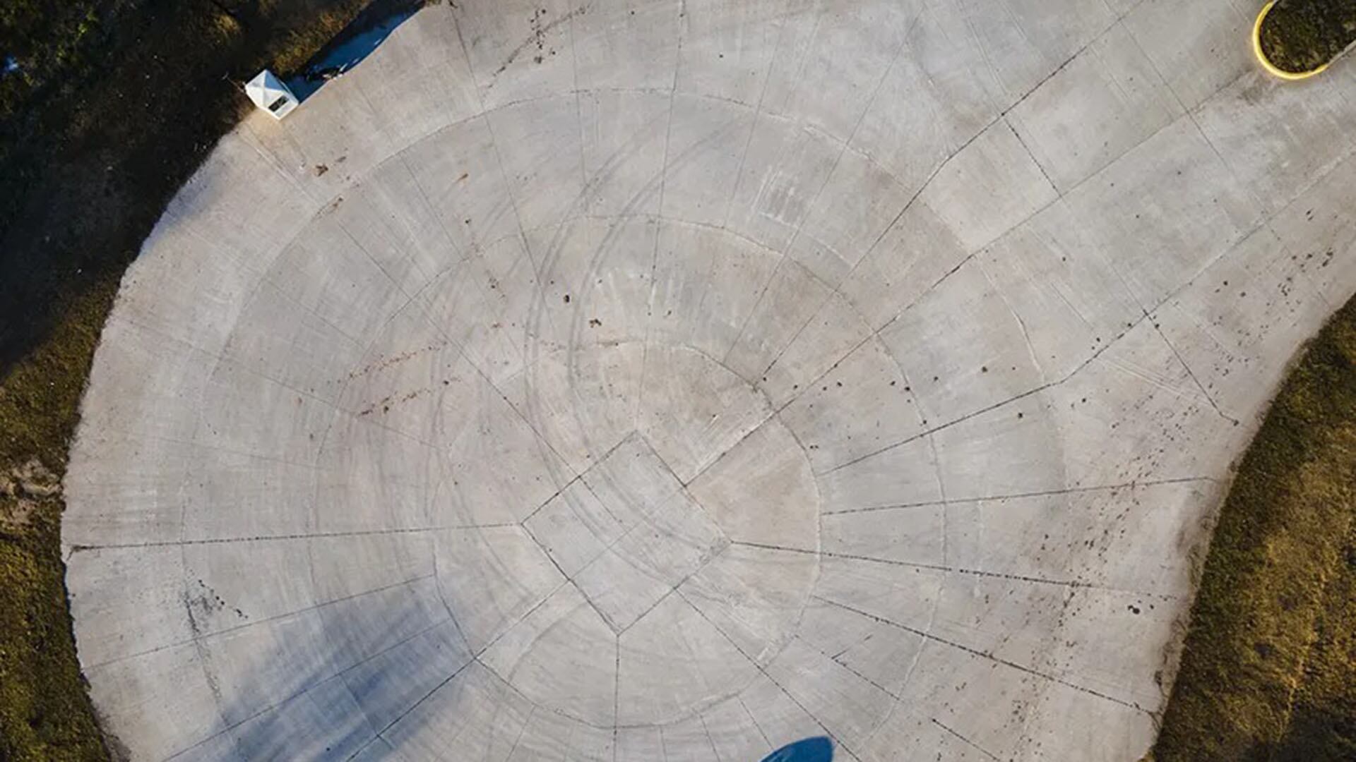 El espacio circulatorio del predio, ubicado al norte del complejo