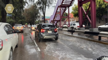 En medio de la lluvia autos sufren por bloqueos de alumnos del IPN (X/ @OVIALCDMX)