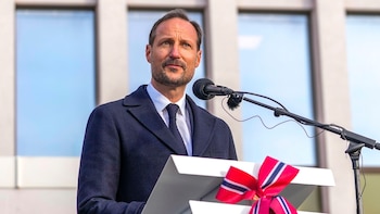 El rey Haakon, al borde del llanto al recordar a su padre, el rey Harald, un mes y medio después de su muerte: “Echo de menos poder hablar con él”