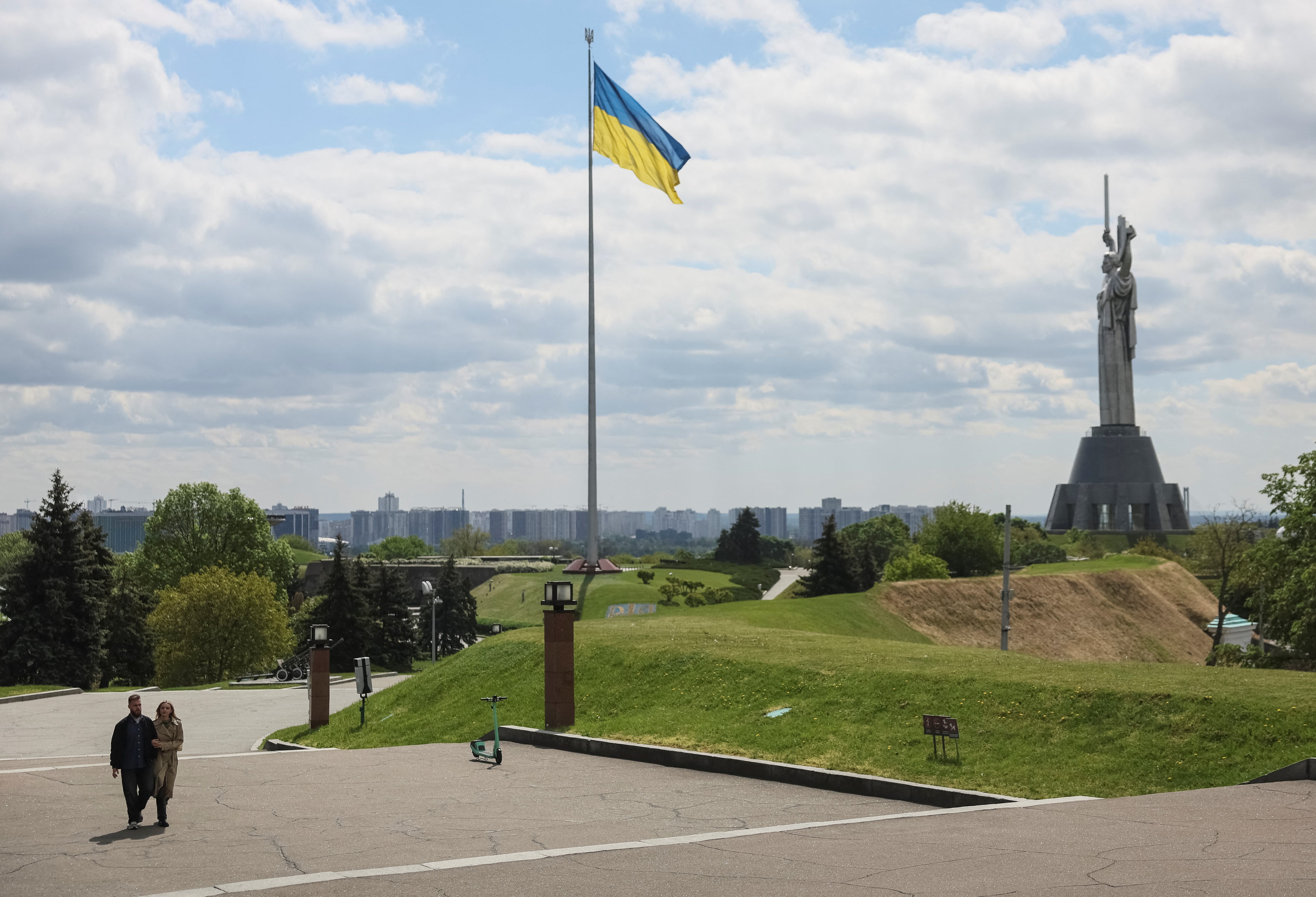 Es uno de los museos más grandes de Ucrania, centrado en la estatua de la Madre Ucrania, de 62 metros de altura, que se ha convertido en uno de los monumentos más reconocidos de Kiev. (REUTERS/Gleb Garanich)