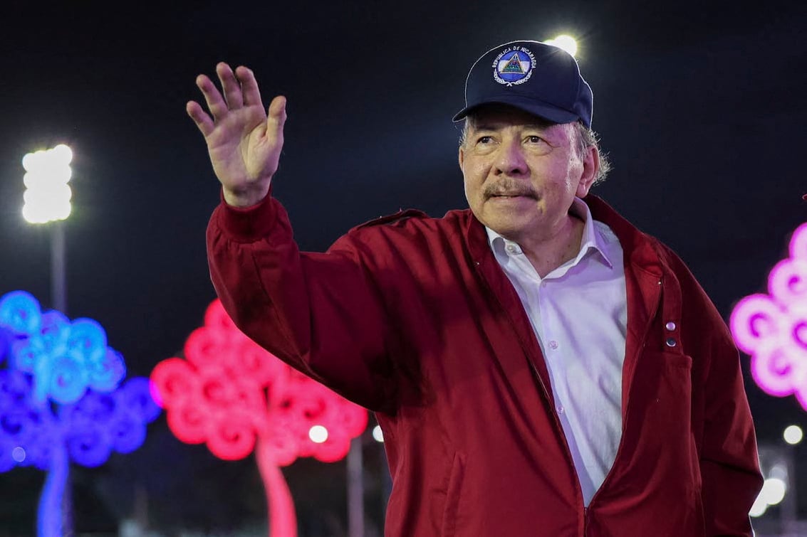 Esta fotografía facilitada por el gobierno de Nicaragua a través del medio oficial El 19 Digital muestra al presidente de Nicaragua, Daniel Ortega, saludando durante un acto conmemorativo del 47.º aniversario de la Revolución Nicaragüense en Managua, el 19 de julio de 2026. (Foto de Cesar PEREZ / El 19 DIGITAL / AFP) / RESTRINGIDO A USO EDITORIAL - CRÉDITO OBLIGATORIO