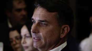 Flávio Bolsonaro desvía la atención hacia Lula por el 'caso Master' y garantiza que respetará las elecciones