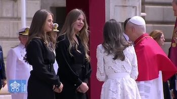 La princesa Leonor deja a un lado el mono militar con un impresionante vestido negro para conocer al papa León XIV en Madrid: sin velo y con cinturón ancho
