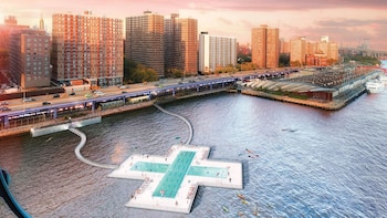 Nueva York prueba innovadora piscina flotante en el East River