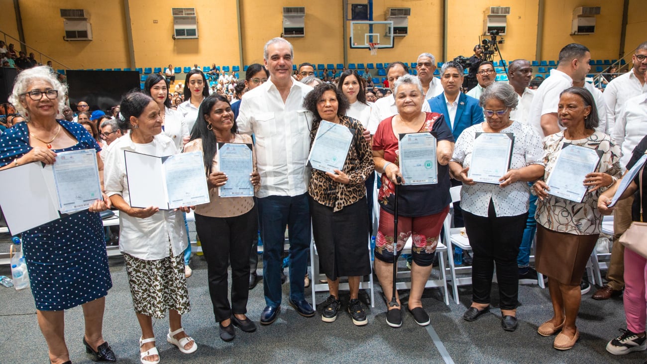 El presidente Luis Abinader entregó 1.279 títulos de propiedad en Haina, beneficiando a 6.395 personas con seguridad jurídica y acceso al crédito formal. (Cortesía: Gobierno de República Dominicana)